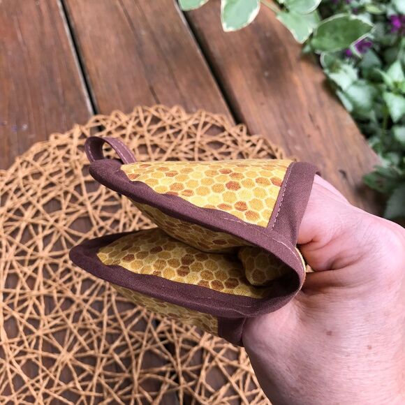 Oven Mitt, Square Potholder, Finger Hot Pad Honeycomb, Baking Gift Set of 3 - Picture 5 of 6